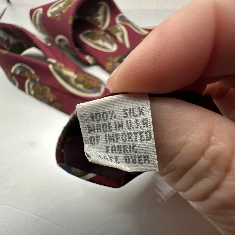 Vintage Claiborne Burgundy Novelty‎ Tie Autumn Acorn Pattern